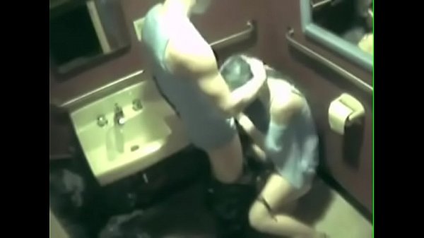 Morrita se coge a su amigo en el lavabo