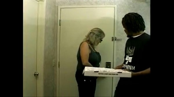 Vieja cachonda se coge al repartidor XXX