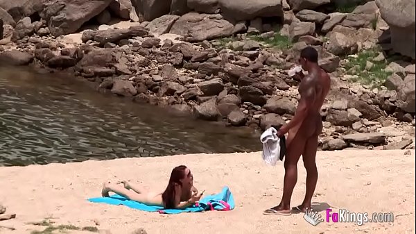 Sexo interracial en la playa XXX