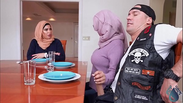 El motorista acaba en casa de dos golfas