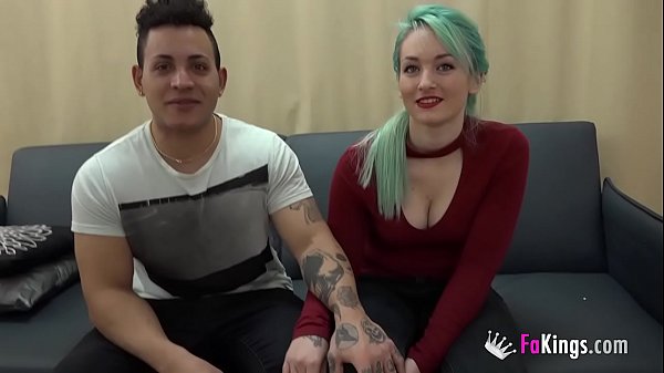 Novia mirona mira a su novio con otra
